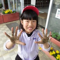除草も　体育も「つながる」七会小　