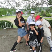 校庭で元気いっぱい
