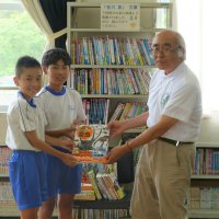 たくさんの本を寄贈いただきました